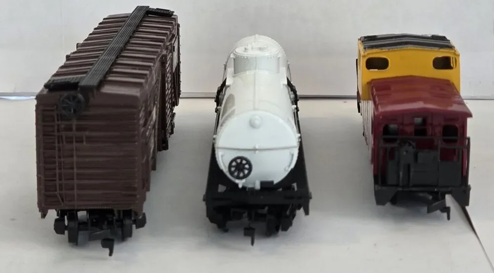 Bachmann HO Scale Santa Fe Freight Cars Lot –Stock Car Tank Car Caboose w/ Boxes